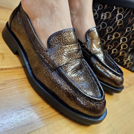TAMARIS trendi csokibarna fényes loafer 
