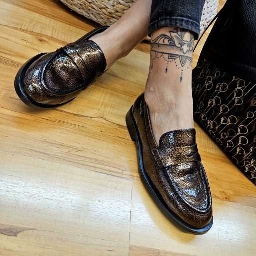 TAMARIS trendi csokibarna fényes loafer 