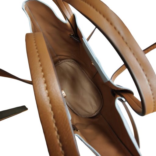 Kézi,- és válltáska különleges fazonú világoskék + nesszeszer