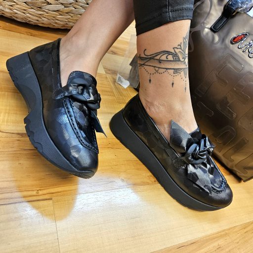 TUTTO BENE SCARPE platform talpas fénylő fekete slip-on