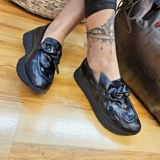 TUTTO BENE SCARPE platform talpas fénylő fekete slip-on