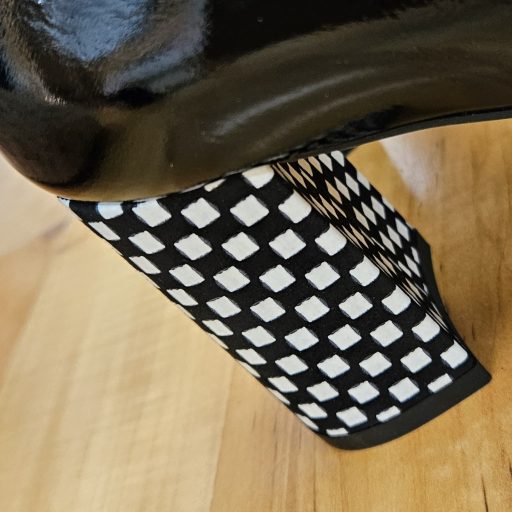 ESKA kockás sarkú extravagáns fekete lakkbőr cipő 