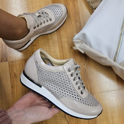 ESKA emelt talpú trendi lyukacsos bézs magasfényű sneaker 