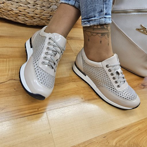 ESKA emelt talpú trendi lyukacsos bézs magasfényű sneaker 