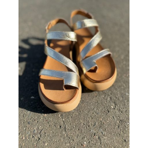 INUOVO platform talpas arany szandál 