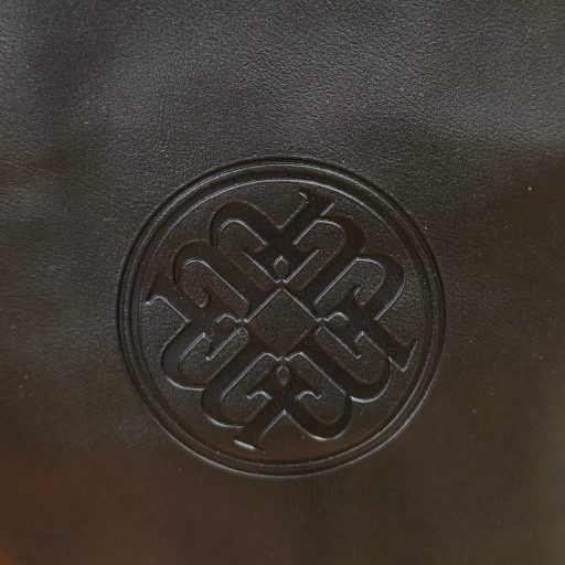 MONNARI válltáska elején zsebes fekete csíkos bézs
