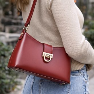   DAVID JONES váll,- és oldaltáska különleges csatos elegáns bordó