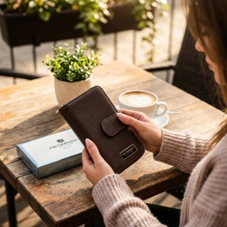 PETERSON pénztárca fényes kis méretű barna bőr